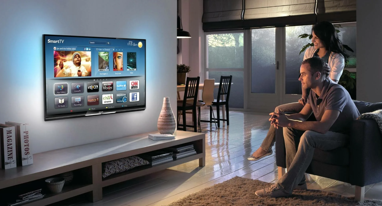 Смарт тв приставка 2024 года. Интерактивный телевизор. Смарт телевизор. 55 Дюймовый телевизор в интерьере. Человек телевизор.